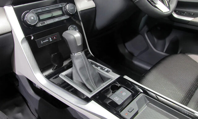 Toyota Veloz 2022 có phanh tay điện tử, sạc điện thoại không dây.