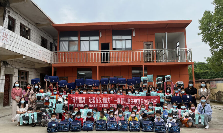 Jd Fashion hợp tác cùng nền tảng “Vật Ái Tương Liên” của Jd Public Welfare để tặng quà Ngày Quốc tế Thiếu nhi cho học sinh vùng quê tỉnh Giang Tây.