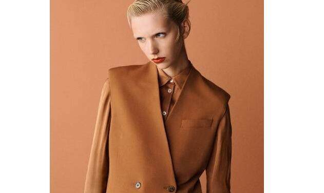 Paul Smith ra mắt bộ sưu tập nữ mùa xuân hè 2023 mới, mang đến trang phục hiện đại cho cả ngày và đêm cùng với váy dạ hội.